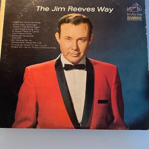 Puede incluir: Portada de álbum de vinilo vintage con Jim Reeves con una chaqueta roja con solapas negras y pajarita. El álbum se titula "The Jim Reeves Way" e incluye una lista de títulos de canciones. El logotipo de RCA Victor Dynagroove es visible.
