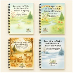 Może przedstawiać: Cztery spiralne notatniki z sezonowymi ilustracjami. Każda okładka zawiera tytuł "Learning to Write in the Beautiful Season of..." z wariantami "Spring", "Summer", "Fall" i "Winter". Notatniki są przeznaczone dla dzieci.