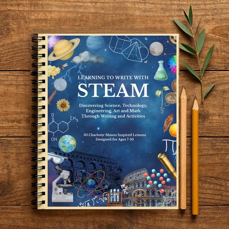 Op de afbeelding: Een spiraalgebonden werkboek getiteld Learning to Write with STEAM, met een donkerblauwe kaft met illustraties van planeten, geometrische vormen, een microscoop, chemische structuren en historische architectuur, samen met twee houten potloden.