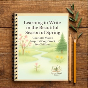 Könnte beinhalten: Ein Spiralnotizbuch mit dem Titel "Learning to Write in the Beautiful Season of Spring" und dem Untertitel "Charlotte Mason Inspired Copy Work for Children." Das Cover zeigt eine Aquarellillustration einer Frühlingslandschaft. Zwei Bleistifte und ein Zweig Grünzeug liegen daneben.