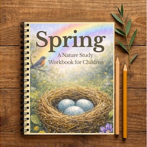 Könnte beinhalten: Ein spiralgebundenes Arbeitsbuch mit dem Titel "Spring" und dem Untertitel "A Nature Study Workbook for Children". Das Cover zeigt ein Nest mit drei gesprenkelten Eiern, einem Regenbogen und einem Vogel. Zwei Bleistifte und Grünzeug liegen auf einer Holzoberfläche.