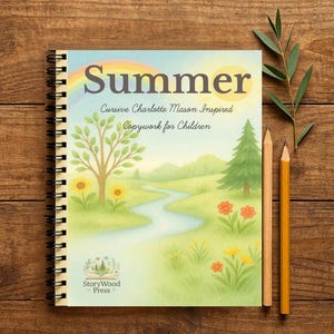 Puede incluir: Un cuaderno con espiral con la palabra "Summer" y una ilustración de arcoíris. La portada también presenta un paisaje con un río, árboles y flores. Dos lápices y una ramita de vegetación están junto al cuaderno.