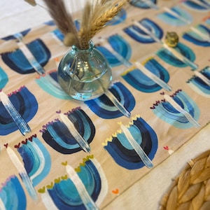 Chemin de table menorahs bleu : {Tissu 100 % coton, décoration d'intérieur juive, célébrations juives, cadeau juif, décoration de Hanoukka}