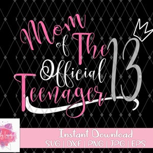 Puede incluir: Un diseño rosa y blanco con el texto "Mom of the Official 13 Teenager" y una corona. El texto está en una fuente cursiva. El diseño está sobre un fondo negro.