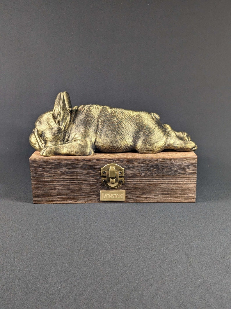 Boîte de cendres de bouledogue français de luxe Urne de cendres de bouledogue français Urne de cendres de chien Urne pour animaux de compagnie Plaque nominative en laiton personnalisée. image 3