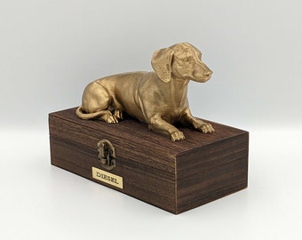 Urne de luxe en cendres de teckel | Boîte à cendres de teckel | Urne à cendres de chien | Urne funéraire pour animaux de compagnie | Plaque nominative en métal personnalisée.