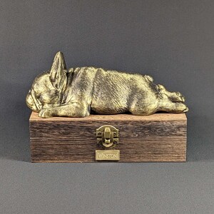 Boîte de cendres de bouledogue français de luxe Urne de cendres de bouledogue français Urne de cendres de chien Urne pour animaux de compagnie Plaque nominative en laiton personnalisée. image 2