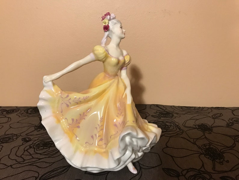 ROYAL DOULTON FIGURINE Ninette