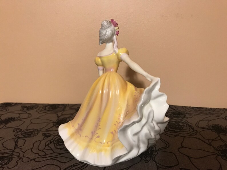 ROYAL DOULTON FIGURINE Ninette