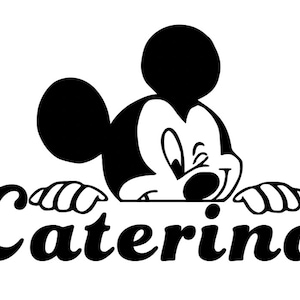 Puede incluir: Ilustración en blanco y negro de Mickey Mouse asomándose por encima de un cartel con el nombre "Caterina" escrito en una fuente en negrita y cursiva.