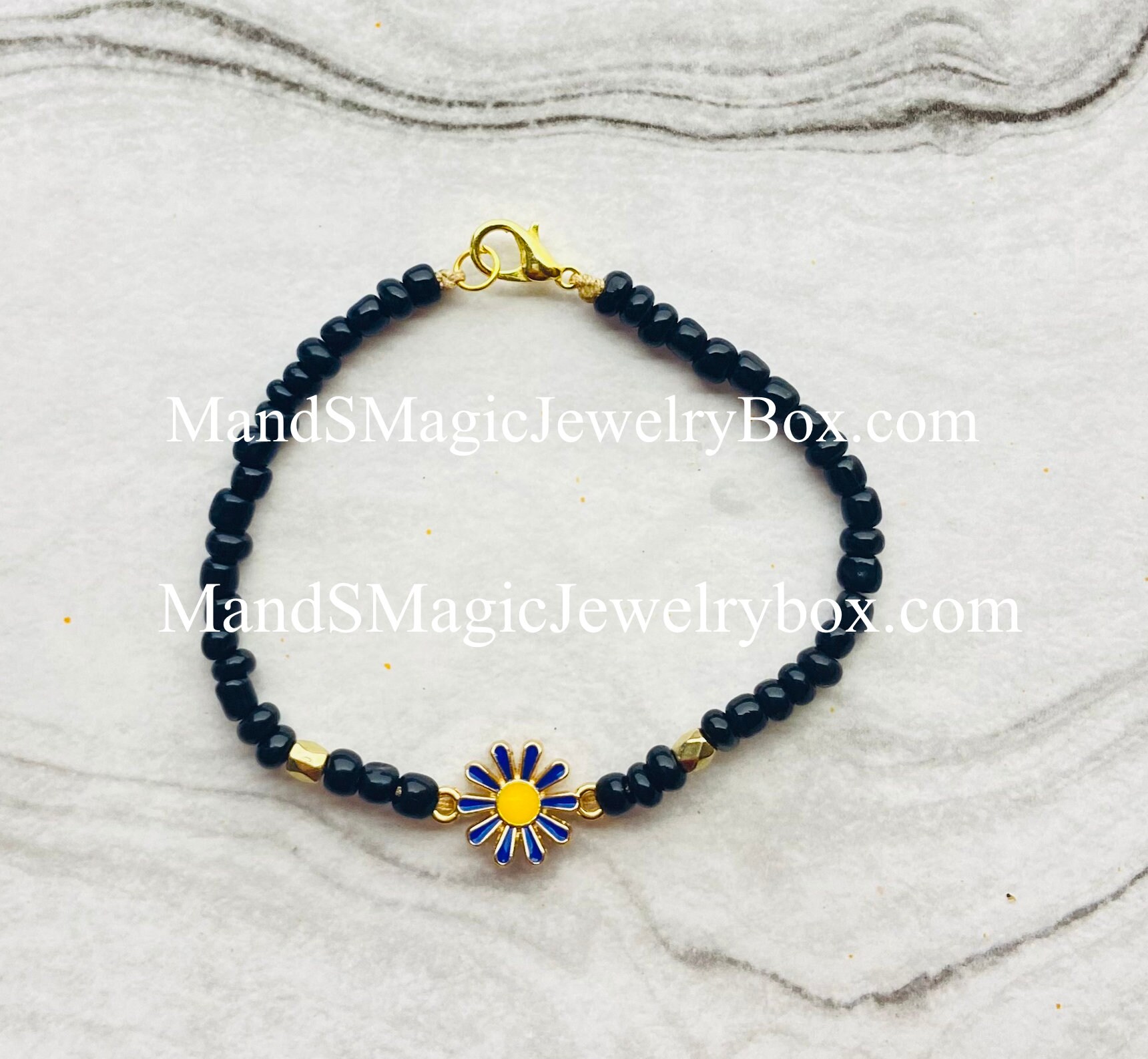 Black Beaded Bracelet With Center Flower /Pulsera De Cuentas Negras Con Centro De Flor
