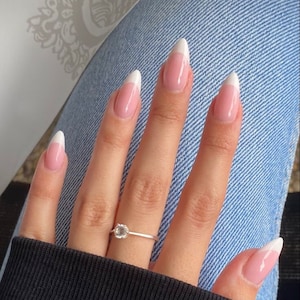 24 Stück weiße French Tip Almond Press On Nails| Drücken Sie auf die Nägel kurz | Nägel Drücken Auf | Kurze Mandel Drücken Sie auf die Nägel | Gefälschte Nägel | Kleber auf den Nägeln