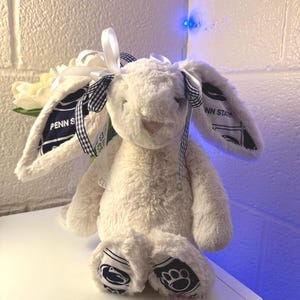 Individuell gestalteter College-Jellycat-Hase – authentisch, 30 cm (College, Disney, NFL, NBA, NHL, Geschenk)