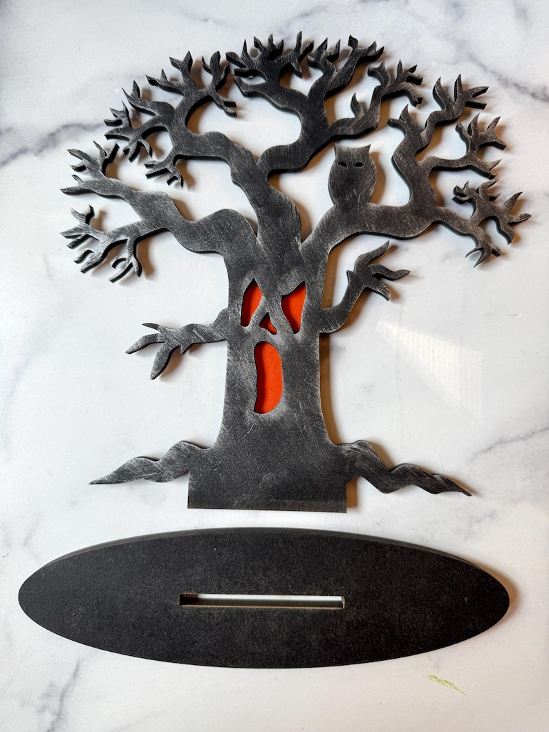Pu&ograve; includere: Decorazione a tema Halloween a forma di albero spettrale con finitura grigia anticata, con un gufo e un volto intagliato con sfondo arancione. Include una base ovale nera separata con una fessura per l'esposizione. Perfetto per Halloween.