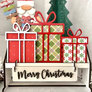 Cajas de regalo de Navidad, mini letrero de Feliz Navidad, carro o estante intercambiable, casa de campo de temporada, decoración de repisa