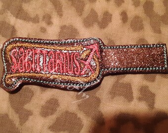 Diseño de la máquina de bordar para un en el aro Sagitario Zodiac signo Snap pestaña / Llavero