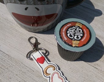 En la pestaña Hoop Coffee Love snap, llavero, llavero, bordado de máquina