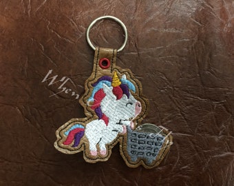 Diseño de la máquina de bordar para un en el aro unicornio empujando carro de compras Quarter Keeper llavero, llavero 4x4