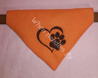 diseño de bordado de la máquina ITH (en el aro) Mascota pata corazón perro Bandanna