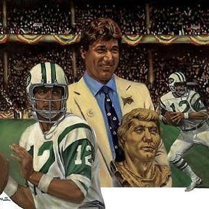 Puede incluir: Una pintura de tres jugadores de fútbol americano con uniformes verdes y blancos. El jugador de la izquierda sostiene un balón de fútbol y lleva un casco. El jugador del medio lleva un traje y corbata. El jugador de la derecha corre con el balón de fútbol. El fondo es una multitud de personas.