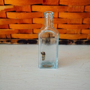 Antique Glass Bottle Aqua Blue, Vintage Aqua Blue Bottle, Vintage Blue Bottle, Vintage Glass Decor, Vintage Blue Glass, Spring Decor