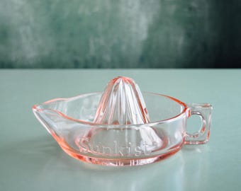 Exprimidor rosa vintage Sunkist, vidrio rosa, vidrio rosa de la época de la Gran Depresión, exprimidor, cristalería vintage, cocina vintage