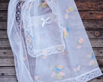Vintage White and Pastel Tulip Floral Apron, Vintage Kitchen, Vintage Kitchenware, Americana