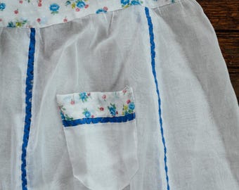 Vintage White and Blue Floral Apron, Vintage Kitchen, Vintage Kitchenware, Americana