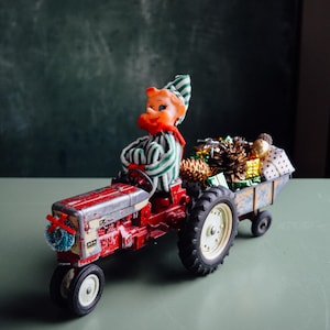 Vintage Red 404 Spielzeugtraktor mit Vintage Weihnachtsdekoration, Vintage Elfe, Vintage Weihnachten, Vintage Traktor, Weihnachtstraktor Anhänger