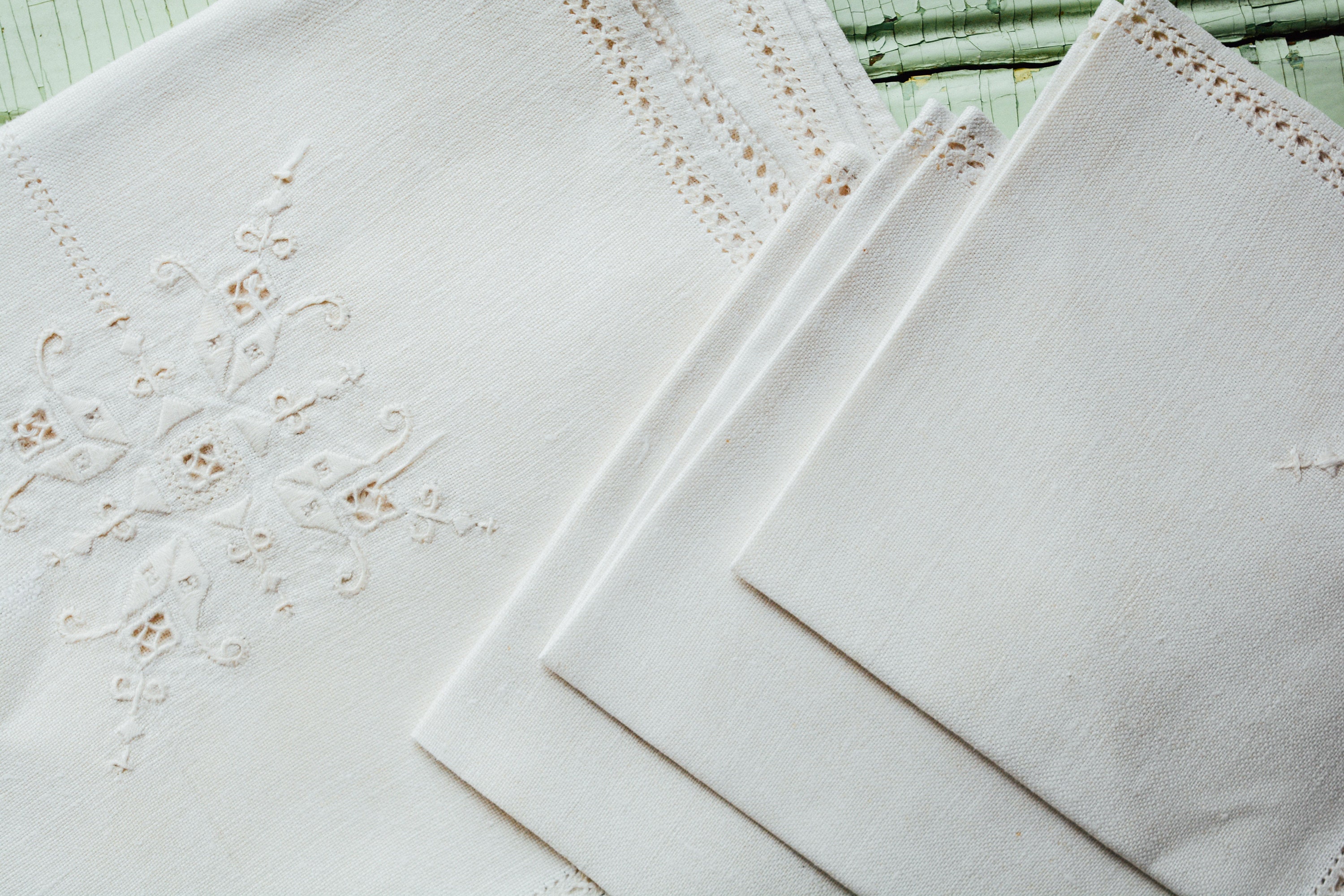 Nappe Et Serviettes Anciennes Brodées – Motifs Petits Chevaux – Coton Blanc