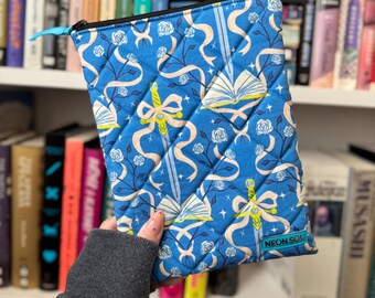 Kindle Sleeve, lost in a romantasy | swords and bows, fabric zippered ereader pouch, cotton kindle case with zipper, fantasy lover