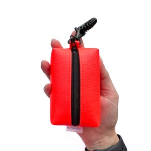 Borsa piccola squadrata color arancio neon con portachiavi da polso in vinile similpelle