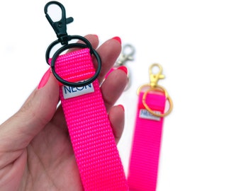 ネオンホットピンクのミニキーチェーンリストレット、小さなキーフォブ、回転式ロブスタークラスプとスプリットリング | ハードウェアの仕上げをお選びください（ブラック/ゴールド/シルバー）