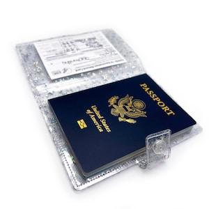 Porta-passaporte e protetor de cartão de vacinação - Estrelas holográficas de vinil com glitter transparente | capa para passaporte, carteira de viagem, porta-cartão de vacinação