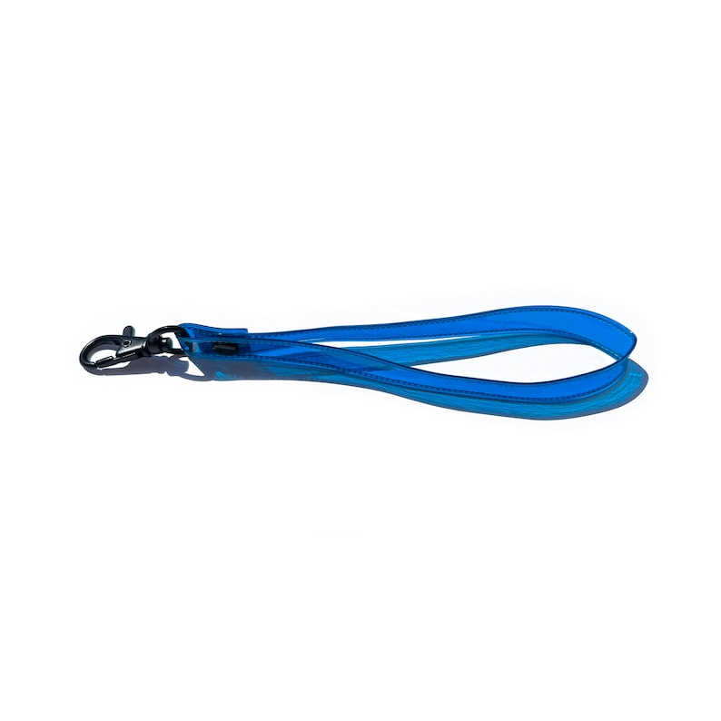 Op de afbeelding: Een blauwe, doorschijnende lanyard met een zilveren metalen haak.