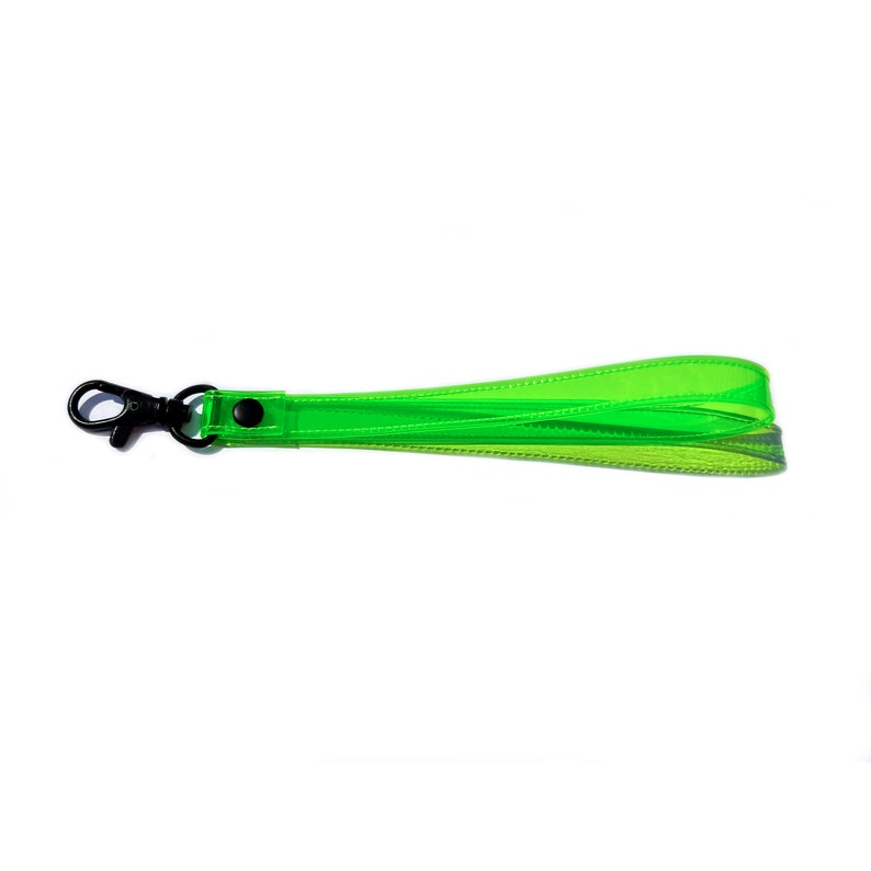 Op de afbeelding: Een heldergroene, doorschijnende lanyard met een zwarte metalen clip en een zwarte knop.