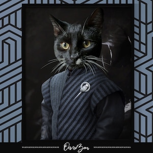 Pode incluir: Um gato preto vestido com uma túnica listrada azul escuro e preto com um broche de prata em forma de mão segurando uma espada. O gato tem uma expressão séria no rosto.
