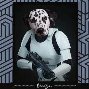 Puede incluir: Un perro dálmata vestido con un traje blanco de Stormtrooper y sosteniendo un rifle bláster. El perro está mirando directamente a la cámara. El fondo es negro.