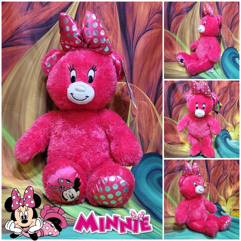 Puede incluir: Un oso de peluche rosa brillante con un dise&ntilde;o de Minnie Mouse. El oso tiene un gran lazo con lunares plateados, un hocico blanco y un gr&aacute;fico de Minnie Mouse en su pie. La palabra "Minnie" se muestra en texto rosa.