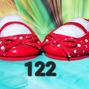 K&ouml;nnte beinhalten: Paar rote Ballerinas mit wei&szlig;en Punkten und Schleife. Die Schuhe haben einen Riemen &uuml;ber dem Oberteil und ein gl&auml;nzendes Finish. Die Nummer "122" ist im Bild zu sehen.