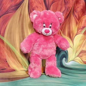 K&ouml;nnte beinhalten: Ein rosa Teddyb&auml;r mit wei&szlig;er Schnauze und Ohren, schwarzen Augen und einer roten Nase. Der B&auml;r steht aufrecht mit ausgestreckten Armen und Beinen. Der Hintergrund zeigt ein farbenfrohes Blumendesign mit Rot-, Orange- und Gelbt&ouml;nen.