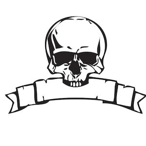 Op de afbeelding: Een zwart-witte illustratie van een schedel met een banner eronder. De schedel heeft een gedetailleerd ontwerp met een prominente neus en tanden.