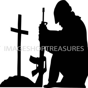 Może przedstawiać: Czarna sylwetka klęczącej postaci trzymającej karabin, z krzyżem w tle. Postać wydaje się modlić lub rozmyślać. Obraz jest na białym tle.