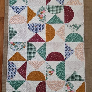 Couverture patchwork faite main | Modèle Pivot, tissus FIGO, jeté bleu framboise