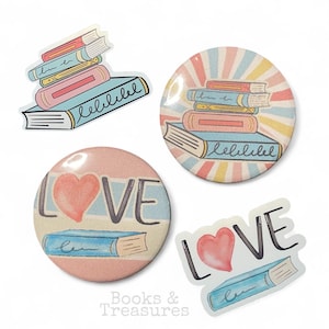 Pode incluir: Quatro itens com tema de livros. Um adesivo e um botão apresentam uma pilha de livros com a palavra "lelelelel". Outro botão e adesivo apresentam a palavra "LOVE" com um coração e um livro. Os itens são em cores pastel.