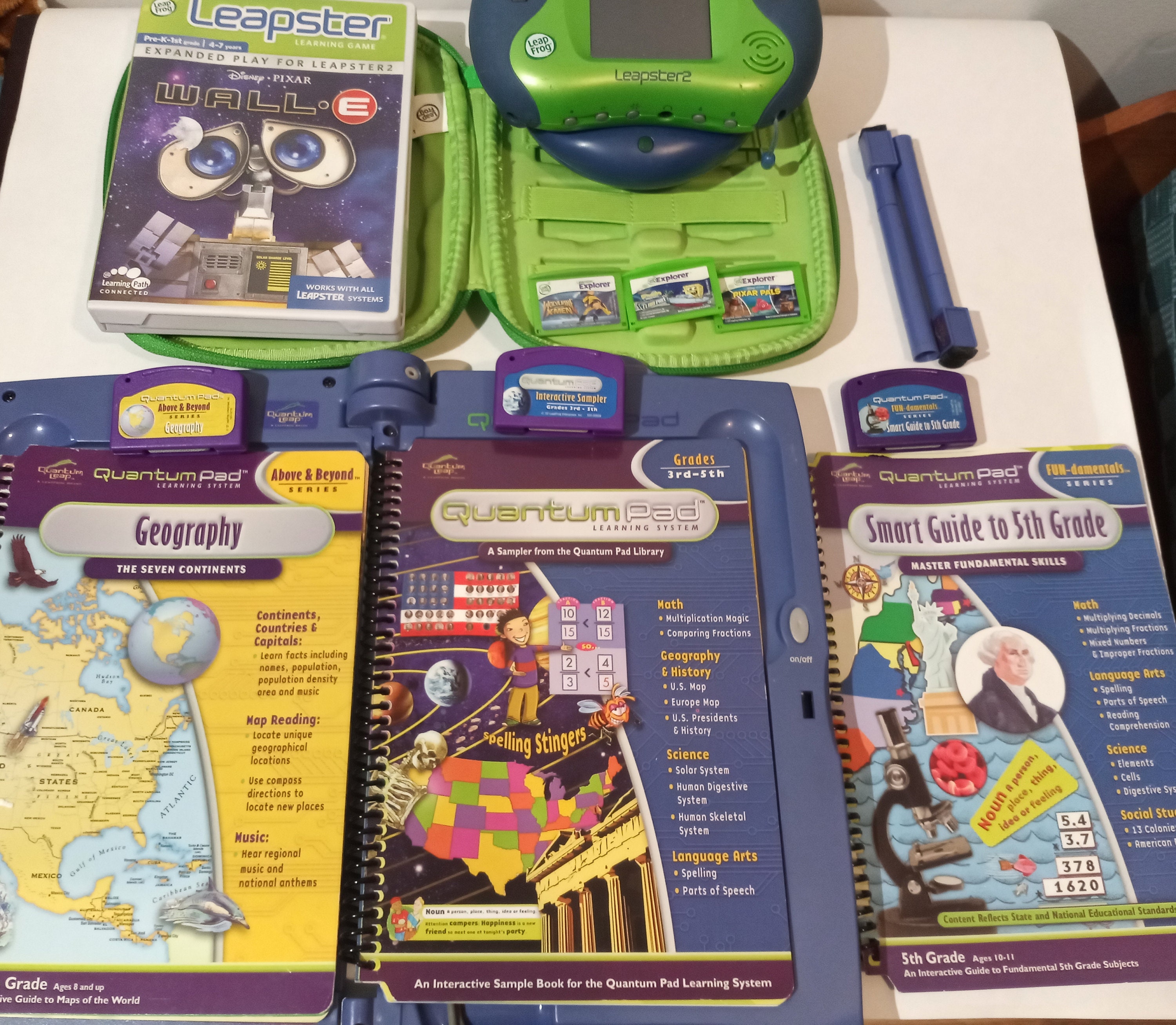 Vintage Leapfrog iQuest 4.0 Handheld Game w iQuest Starter Pack Cartridge