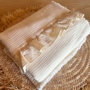 Doudou-Decke mit Rüschen, ungefüttert, anpassbar in 2 Größen: 90 x 70 cm, 100/130 cm.