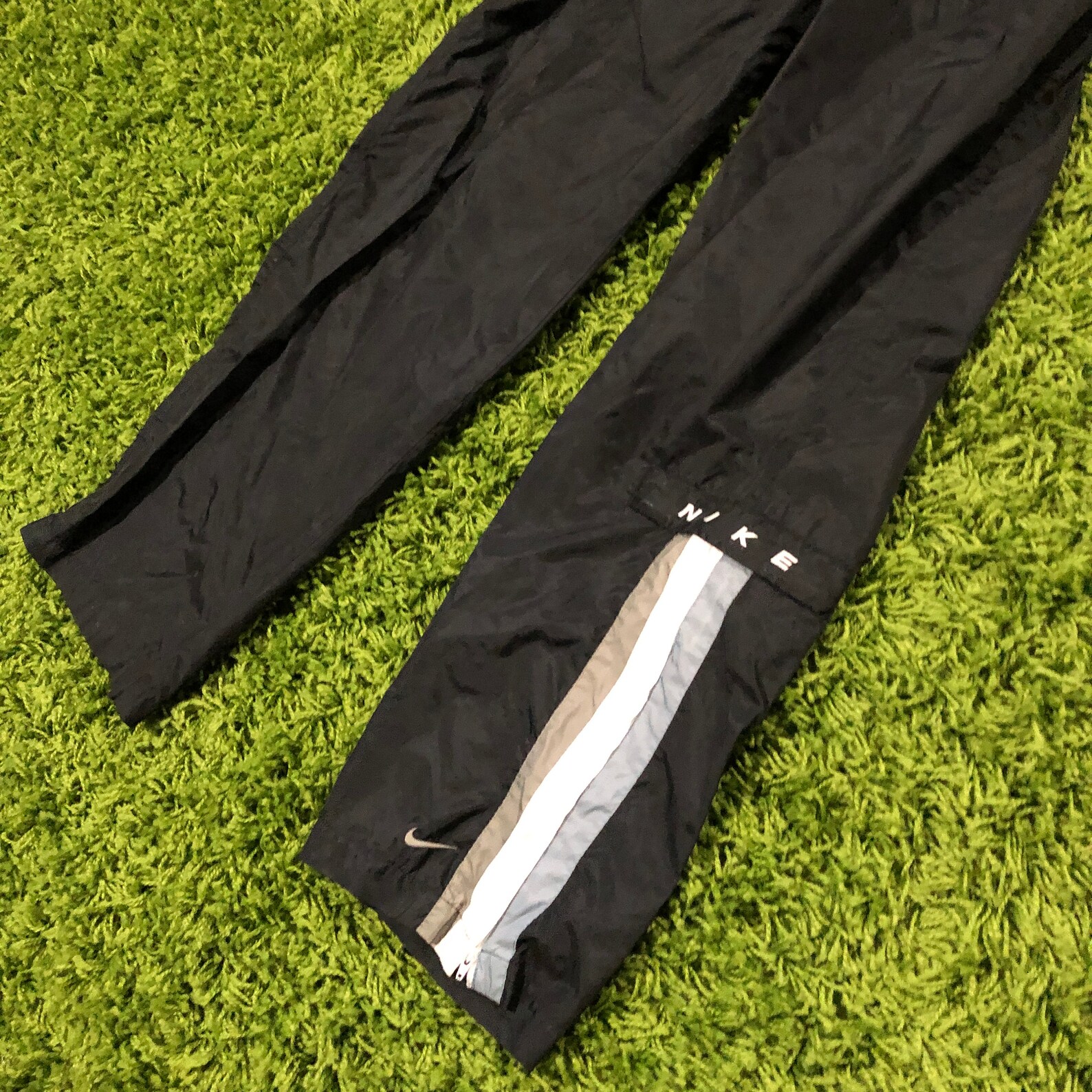 nike wind pants with zipper at ankle