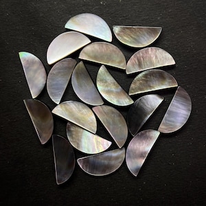 Gemme piatte a forma di D in madreperla nera lucidate a mano, 7 x 17 mm (fette di conchiglia)