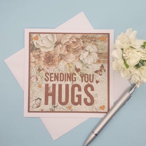 Kaart met de tekst 'Sending you hugs'. Zorgzame kaart, ondersteunende kaart, condoleancekaart, liefdeskaart, knuffelkaart. Uniek en handgemaakt.